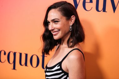 Disney, Rachel Zegler ve Gal Gadot tartışmalarının ortasında Pamuk Prenses 'in Hollywood galasını geride bıraktı. BEVERLY HILLS, LOS ANGELES, CALIFORNIA, ABD - 25 Ekim: İsrailli aktris ve model Gal Gadot Michael Kors Koleksiyonu Giyiyor      