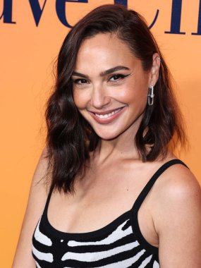 Disney, Rachel Zegler ve Gal Gadot tartışmalarının ortasında Pamuk Prenses 'in Hollywood galasını geride bıraktı. BEVERLY HILLS, LOS ANGELES, CALIFORNIA, ABD - 25 Ekim: İsrailli aktris ve model Gal Gadot Michael Kors Koleksiyonu Giyiyor      