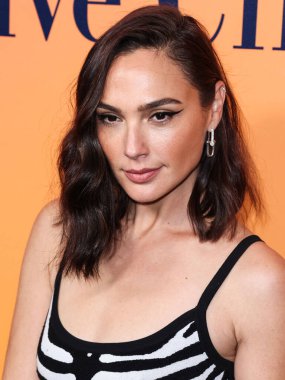 Disney, Rachel Zegler ve Gal Gadot tartışmalarının ortasında Pamuk Prenses 'in Hollywood galasını geride bıraktı. BEVERLY HILLS, LOS ANGELES, CALIFORNIA, ABD - 25 Ekim: İsrailli aktris ve model Gal Gadot Michael Kors Koleksiyonu Giyiyor      