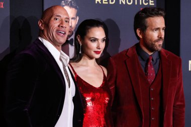 (Disney, Rachel Zegler ve Gal Gadot tartışmalarının ortasında Pamuk Prenses 'in Hollywood galasını geri çekiyor. LOS ANGELES, CALIFORNIA, ABD - Kasım 04: Aktör Dwayne Johnson, İsrailli aktris ve model ve aktör Ryan Reynolds.