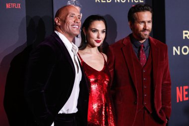 (Disney, Rachel Zegler ve Gal Gadot tartışmalarının ortasında Pamuk Prenses 'in Hollywood galasını geri çekiyor. LOS ANGELES, CALIFORNIA, ABD - Kasım 04: Aktör Dwayne Johnson, İsrailli aktris ve model ve aktör Ryan Reynolds.