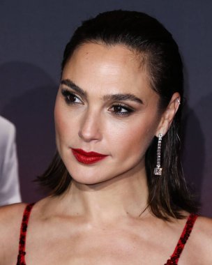 Disney, Rachel Zegler ve Gal Gadot tartışmalarının ortasında Pamuk Prenses 'in Hollywood galasını geride bıraktı. LOS ANGELES, CALIFORNIA, ABD - Kasım 04: İsrailli aktris ve model Gal Gadot bir Loewe elbisesi giyiyor     
