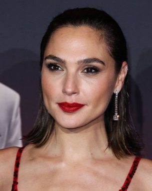 Disney, Rachel Zegler ve Gal Gadot tartışmalarının ortasında Pamuk Prenses 'in Hollywood galasını geride bıraktı. LOS ANGELES, CALIFORNIA, ABD - Kasım 04: İsrailli aktris ve model Gal Gadot bir Loewe elbisesi giyiyor     