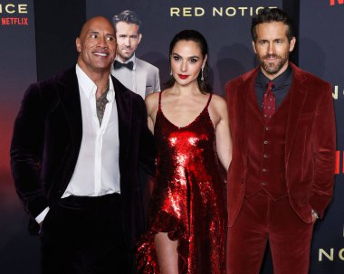 (Disney, Rachel Zegler ve Gal Gadot tartışmalarının ortasında Pamuk Prenses 'in Hollywood galasını geri çekiyor. LOS ANGELES, CALIFORNIA, ABD - Kasım 04: Aktör Dwayne Johnson, İsrailli aktris ve model ve aktör Ryan Reynolds.