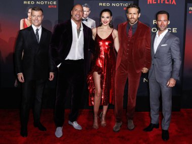 Disney, Rachel Zegler ve Gal Gadot tartışmalarının ortasında Pamuk Prenses 'in Hollywood galasını geride bıraktı. LOS ANGELES, CALIFORNIA, ABD - Kasım 04: Rawson Marshall Thurber, The Rock, Gal Gadot, Ryan Reynolds ve Chris Diamantopoulos.