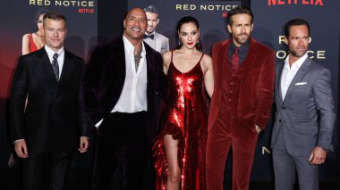 Disney, Rachel Zegler ve Gal Gadot tartışmalarının ortasında Pamuk Prenses 'in Hollywood galasını geride bıraktı. LOS ANGELES, CALIFORNIA, ABD - Kasım 04: Rawson Marshall Thurber, The Rock, Gal Gadot, Ryan Reynolds ve Chris Diamantopoulos.