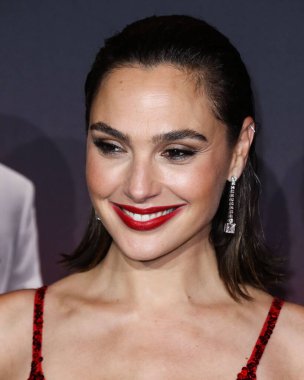Disney, Rachel Zegler ve Gal Gadot tartışmalarının ortasında Pamuk Prenses 'in Hollywood galasını geride bıraktı. LOS ANGELES, CALIFORNIA, ABD - Kasım 04: İsrailli aktris ve model Gal Gadot bir Loewe elbisesi giyiyor     