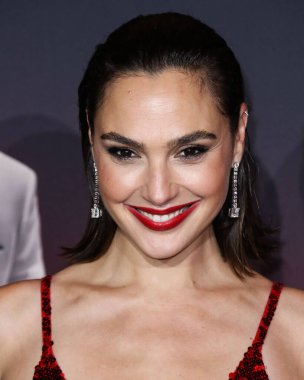 Disney, Rachel Zegler ve Gal Gadot tartışmalarının ortasında Pamuk Prenses 'in Hollywood galasını geride bıraktı. LOS ANGELES, CALIFORNIA, ABD - Kasım 04: İsrailli aktris ve model Gal Gadot bir Loewe elbisesi giyiyor     