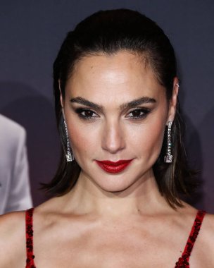 Disney, Rachel Zegler ve Gal Gadot tartışmalarının ortasında Pamuk Prenses 'in Hollywood galasını geride bıraktı. LOS ANGELES, CALIFORNIA, ABD - Kasım 04: İsrailli aktris ve model Gal Gadot bir Loewe elbisesi giyiyor     