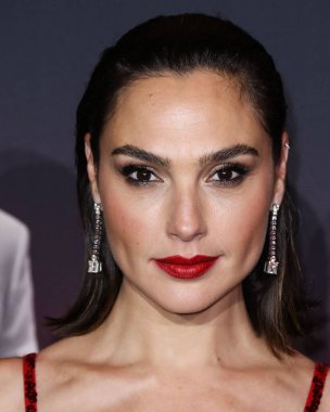 Disney, Rachel Zegler ve Gal Gadot tartışmalarının ortasında Pamuk Prenses 'in Hollywood galasını geride bıraktı. LOS ANGELES, CALIFORNIA, ABD - Kasım 04: İsrailli aktris ve model Gal Gadot bir Loewe elbisesi giyiyor     