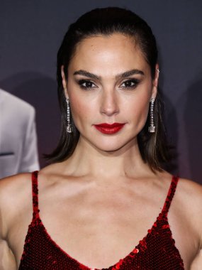Disney, Rachel Zegler ve Gal Gadot tartışmalarının ortasında Pamuk Prenses 'in Hollywood galasını geride bıraktı. LOS ANGELES, CALIFORNIA, ABD - Kasım 04: İsrailli aktris ve model Gal Gadot bir Loewe elbisesi giyiyor     