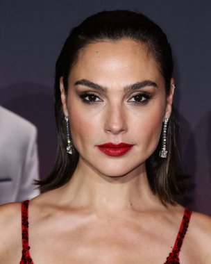 Disney, Rachel Zegler ve Gal Gadot tartışmalarının ortasında Pamuk Prenses 'in Hollywood galasını geride bıraktı. LOS ANGELES, CALIFORNIA, ABD - Kasım 04: İsrailli aktris ve model Gal Gadot bir Loewe elbisesi giyiyor     
