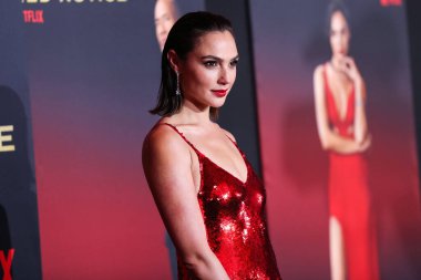 Disney, Rachel Zegler ve Gal Gadot tartışmalarının ortasında Pamuk Prenses 'in Hollywood galasını geride bıraktı. LOS ANGELES, CALIFORNIA, ABD - Kasım 04: İsrailli aktris ve model Gal Gadot bir Loewe elbisesi giyiyor     