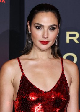 Disney, Rachel Zegler ve Gal Gadot tartışmalarının ortasında Pamuk Prenses 'in Hollywood galasını geride bıraktı. LOS ANGELES, CALIFORNIA, ABD - Kasım 04: İsrailli aktris ve model Gal Gadot bir Loewe elbisesi giyiyor     