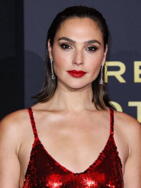 Disney, Rachel Zegler ve Gal Gadot tartışmalarının ortasında Pamuk Prenses 'in Hollywood galasını geride bıraktı. LOS ANGELES, CALIFORNIA, ABD - Kasım 04: İsrailli aktris ve model Gal Gadot bir Loewe elbisesi giyiyor     