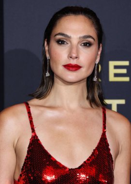 Disney, Rachel Zegler ve Gal Gadot tartışmalarının ortasında Pamuk Prenses 'in Hollywood galasını geride bıraktı. LOS ANGELES, CALIFORNIA, ABD - Kasım 04: İsrailli aktris ve model Gal Gadot bir Loewe elbisesi giyiyor     