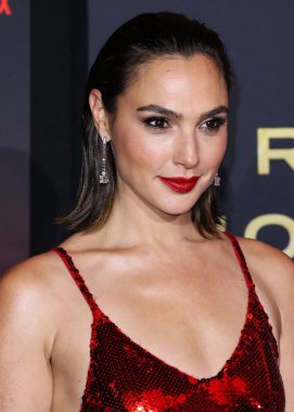 Disney, Rachel Zegler ve Gal Gadot tartışmalarının ortasında Pamuk Prenses 'in Hollywood galasını geride bıraktı. LOS ANGELES, CALIFORNIA, ABD - Kasım 04: İsrailli aktris ve model Gal Gadot bir Loewe elbisesi giyiyor     