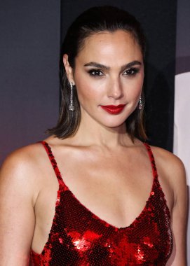 Disney, Rachel Zegler ve Gal Gadot tartışmalarının ortasında Pamuk Prenses 'in Hollywood galasını geride bıraktı. LOS ANGELES, CALIFORNIA, ABD - Kasım 04: İsrailli aktris ve model Gal Gadot bir Loewe elbisesi giyiyor     