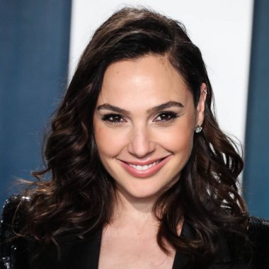 Disney, Rachel Zegler ve Gal Gadot tartışmalarının ortasında Pamuk Prenses 'in Hollywood galasını geride bıraktı. BEVERLY HILLS, LOS ANGELES, CALIFORNIA, ABD - 09 Şubat: İsrailli aktris ve model Gal Gadot Saint Laurent elbisesi, Aldo ayakkabıları