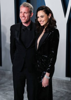 (Disney, Rachel Zegler ve Gal Gadot tartışmalarının ortasında Pamuk Prenses 'in Hollywood galasını geri çekiyor. BEVERLY HILLS, LOS ANGELES, CALIFORNIA, ABD - 09 Şubat: Jaron Varsano ve eşi, İsrailli aktris ve model Gal Gadot.