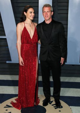 (Disney, Rachel Zegler ve Gal Gadot tartışmalarının ortasında Pamuk Prenses 'in Hollywood galasını geri çekiyor. BEVERLY HILLS, LOS ANGELES, CALIFORNIA, ABD - 4 Mart 04: İsrailli aktris ve model Gal Gadot Armani Ayrıcalıklı bir elbise giyiyor, Gianvito Rossi ayakkabıları,