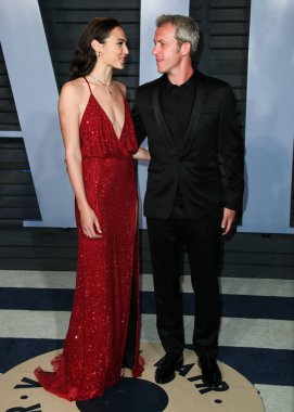 (Disney, Rachel Zegler ve Gal Gadot tartışmalarının ortasında Pamuk Prenses 'in Hollywood galasını geri çekiyor. BEVERLY HILLS, LOS ANGELES, CALIFORNIA, ABD - 4 Mart 04: İsrailli aktris ve model Gal Gadot Armani Ayrıcalıklı bir elbise giyiyor, Gianvito Rossi ayakkabıları,