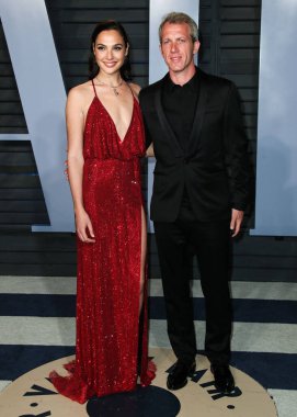 (Disney, Rachel Zegler ve Gal Gadot tartışmalarının ortasında Pamuk Prenses 'in Hollywood galasını geri çekiyor. BEVERLY HILLS, LOS ANGELES, CALIFORNIA, ABD - 4 Mart 04: İsrailli aktris ve model Gal Gadot Armani Ayrıcalıklı bir elbise giyiyor, Gianvito Rossi ayakkabıları,