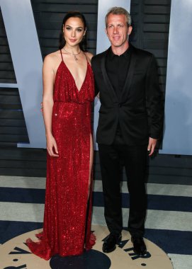 (Disney, Rachel Zegler ve Gal Gadot tartışmalarının ortasında Pamuk Prenses 'in Hollywood galasını geri çekiyor. BEVERLY HILLS, LOS ANGELES, CALIFORNIA, ABD - 4 Mart 04: İsrailli aktris ve model Gal Gadot Armani Ayrıcalıklı bir elbise giyiyor, Gianvito Rossi ayakkabıları,