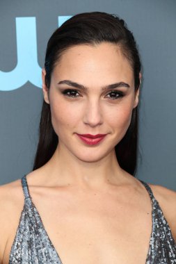 Disney, Rachel Zegler ve Gal Gadot tartışmalarının ortasında Pamuk Prenses 'in Hollywood galasını geride bıraktı. SANTA MONICA, LOS ANGELES, CALIFORNIA, ABD - 11 Ocak: İsrailli aktris ve model Gal Gadot Gianvito Rossi topuklu Prada bir elbise giyiyor 