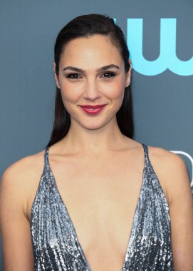 Disney, Rachel Zegler ve Gal Gadot tartışmalarının ortasında Pamuk Prenses 'in Hollywood galasını geride bıraktı. SANTA MONICA, LOS ANGELES, CALIFORNIA, ABD - 11 Ocak: İsrailli aktris ve model Gal Gadot Gianvito Rossi topuklu Prada bir elbise giyiyor 