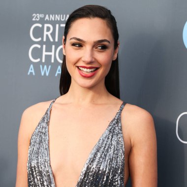 Disney, Rachel Zegler ve Gal Gadot tartışmalarının ortasında Pamuk Prenses 'in Hollywood galasını geride bıraktı. SANTA MONICA, LOS ANGELES, CALIFORNIA, ABD - 11 Ocak: İsrailli aktris ve model Gal Gadot Gianvito Rossi topuklu Prada bir elbise giyiyor 