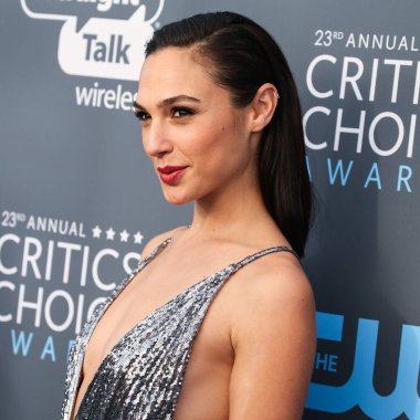 Disney, Rachel Zegler ve Gal Gadot tartışmalarının ortasında Pamuk Prenses 'in Hollywood galasını geride bıraktı. SANTA MONICA, LOS ANGELES, CALIFORNIA, ABD - 11 Ocak: İsrailli aktris ve model Gal Gadot Gianvito Rossi topuklu Prada bir elbise giyiyor 