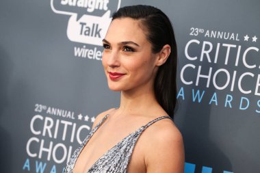 Disney, Rachel Zegler ve Gal Gadot tartışmalarının ortasında Pamuk Prenses 'in Hollywood galasını geride bıraktı. SANTA MONICA, LOS ANGELES, CALIFORNIA, ABD - 11 Ocak: İsrailli aktris ve model Gal Gadot Gianvito Rossi topuklu Prada bir elbise giyiyor 
