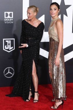 Disney, Rachel Zegler ve Gal Gadot tartışmalarının ortasında Pamuk Prenses 'in Hollywood galasını geride bıraktı. HOLYWOOD, LOS ANGELES, CALIFORNIA, ABD - 13 Kasım Danimarkalı aktris Connie Nielsen ve İsrailli aktris ve model Gal Gadot.