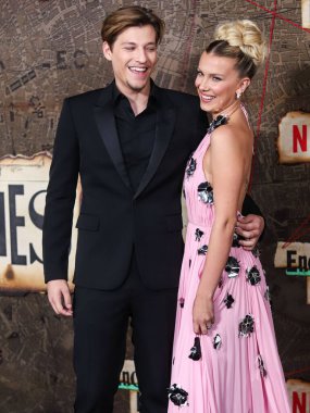 Netflix 'in şimdiye kadarki en pahalı filmi' The Electric State '320 milyon dolara mal oldu, bugün 14 Mart 2025' te gösterime girdi. Millie Bobby Brown Michelle 'i oynuyor. MANHATTAN, New York City, New York, ABD - 27 Ekim: Amerikalı aktör Jake Bongiovi ve Millie Bobby Brown