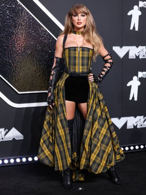 Pazarlama firmasına göre Taylor Swift, NFL 'e bir milyar dolarlık reklam getirdi. Elmont, New York, ABD - 11 Eylül: Amerikalı şarkıcı-söz yazarı ve kültürel ikon Taylor Swift 'in Dior giydiği 2024 MTV Video Müzik Ödülleri' ne geldi.