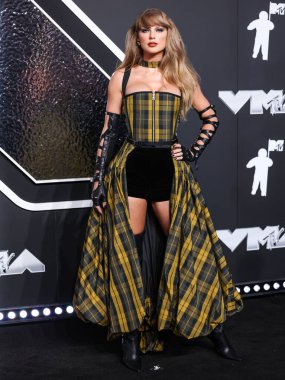 Pazarlama firmasına göre Taylor Swift, NFL 'e bir milyar dolarlık reklam getirdi. Elmont, New York, ABD - 11 Eylül: Amerikalı şarkıcı-söz yazarı ve kültürel ikon Taylor Swift 'in Dior giydiği 2024 MTV Video Müzik Ödülleri' ne geldi.