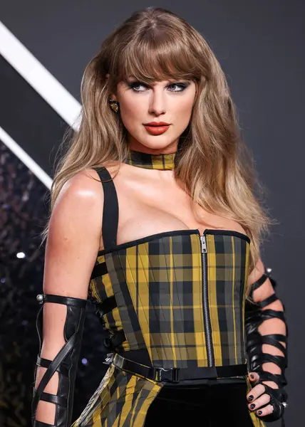 Pazarlama firmasına göre Taylor Swift, NFL 'e bir milyar dolarlık reklam getirdi. Elmont, New York, ABD - 11 Eylül: Amerikalı şarkıcı-söz yazarı ve kültürel ikon Taylor Swift 'in Dior giydiği 2024 MTV Video Müzik Ödülleri' ne geldi.