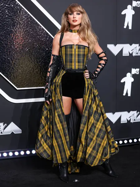 Pazarlama firmasına göre Taylor Swift, NFL 'e bir milyar dolarlık reklam getirdi. Elmont, New York, ABD - 11 Eylül: Amerikalı şarkıcı-söz yazarı ve kültürel ikon Taylor Swift 'in Dior giydiği 2024 MTV Video Müzik Ödülleri' ne geldi.