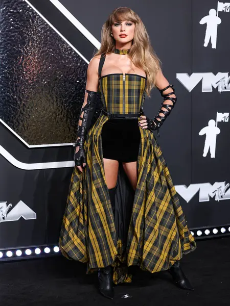 Pazarlama firmasına göre Taylor Swift, NFL 'e bir milyar dolarlık reklam getirdi. Elmont, New York, ABD - 11 Eylül: Amerikalı şarkıcı-söz yazarı ve kültürel ikon Taylor Swift 'in Dior giydiği 2024 MTV Video Müzik Ödülleri' ne geldi.