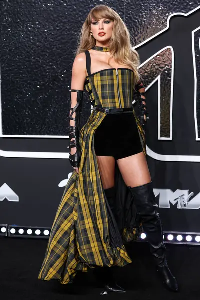Pazarlama firmasına göre Taylor Swift, NFL 'e bir milyar dolarlık reklam getirdi. Elmont, New York, ABD - 11 Eylül: Amerikalı şarkıcı-söz yazarı ve kültürel ikon Taylor Swift 'in Dior giydiği 2024 MTV Video Müzik Ödülleri' ne geldi.
