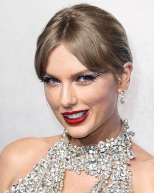 Taylor Swift wearing an Oscar de la Renta dress, Christian Louboutin shoes, and Lorraine Schwartz jewelry arrives at the 2022 MTV Video Music Awards held at the Prudential Center on August 28, 2022 in Newark, New Jersey, United States.