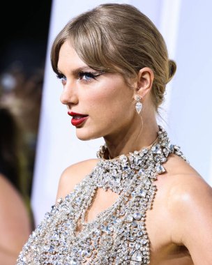 Taylor Swift wearing an Oscar de la Renta dress, Christian Louboutin shoes, and Lorraine Schwartz jewelry arrives at the 2022 MTV Video Music Awards held at the Prudential Center on August 28, 2022 in Newark, New Jersey, United States.