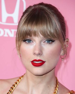 Pazarlama firmasına göre Taylor Swift, NFL 'e bir milyar dolarlık reklam getirdi. HOLYWOOD, LOS ANGELES, CALIFORNIA, ABD - 12 Aralık: Amerikalı şarkıcı-söz yazarı ve kültürel ikon Taylor Swift        