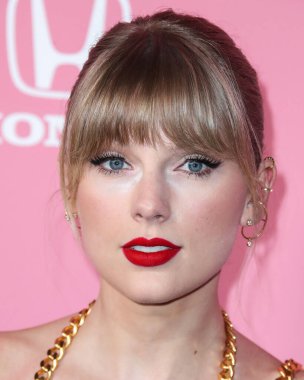 Pazarlama firmasına göre Taylor Swift, NFL 'e bir milyar dolarlık reklam getirdi. HOLYWOOD, LOS ANGELES, CALIFORNIA, ABD - 12 Aralık: Amerikalı şarkıcı-söz yazarı ve kültürel ikon Taylor Swift        