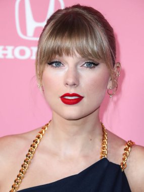 Pazarlama firmasına göre Taylor Swift, NFL 'e bir milyar dolarlık reklam getirdi. HOLYWOOD, LOS ANGELES, CALIFORNIA, ABD - 12 Aralık: Amerikalı şarkıcı-söz yazarı ve kültürel ikon Taylor Swift        