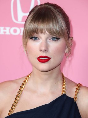 Pazarlama firmasına göre Taylor Swift, NFL 'e bir milyar dolarlık reklam getirdi. HOLYWOOD, LOS ANGELES, CALIFORNIA, ABD - 12 Aralık: Amerikalı şarkıcı-söz yazarı ve kültürel ikon Taylor Swift        