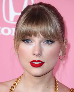 Pazarlama firmasına göre Taylor Swift, NFL 'e bir milyar dolarlık reklam getirdi. HOLYWOOD, LOS ANGELES, CALIFORNIA, ABD - 12 Aralık: Amerikalı şarkıcı-söz yazarı ve kültürel ikon Taylor Swift        