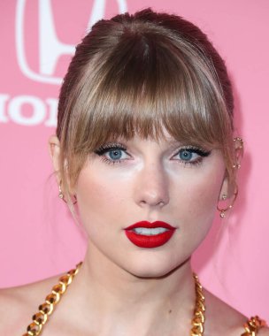 Pazarlama firmasına göre Taylor Swift, NFL 'e bir milyar dolarlık reklam getirdi. HOLYWOOD, LOS ANGELES, CALIFORNIA, ABD - 12 Aralık: Amerikalı şarkıcı-söz yazarı ve kültürel ikon Taylor Swift        