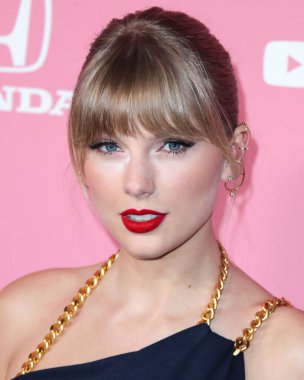 Pazarlama firmasına göre Taylor Swift, NFL 'e bir milyar dolarlık reklam getirdi. HOLYWOOD, LOS ANGELES, CALIFORNIA, ABD - 12 Aralık: Amerikalı şarkıcı-söz yazarı ve kültürel ikon Taylor Swift        